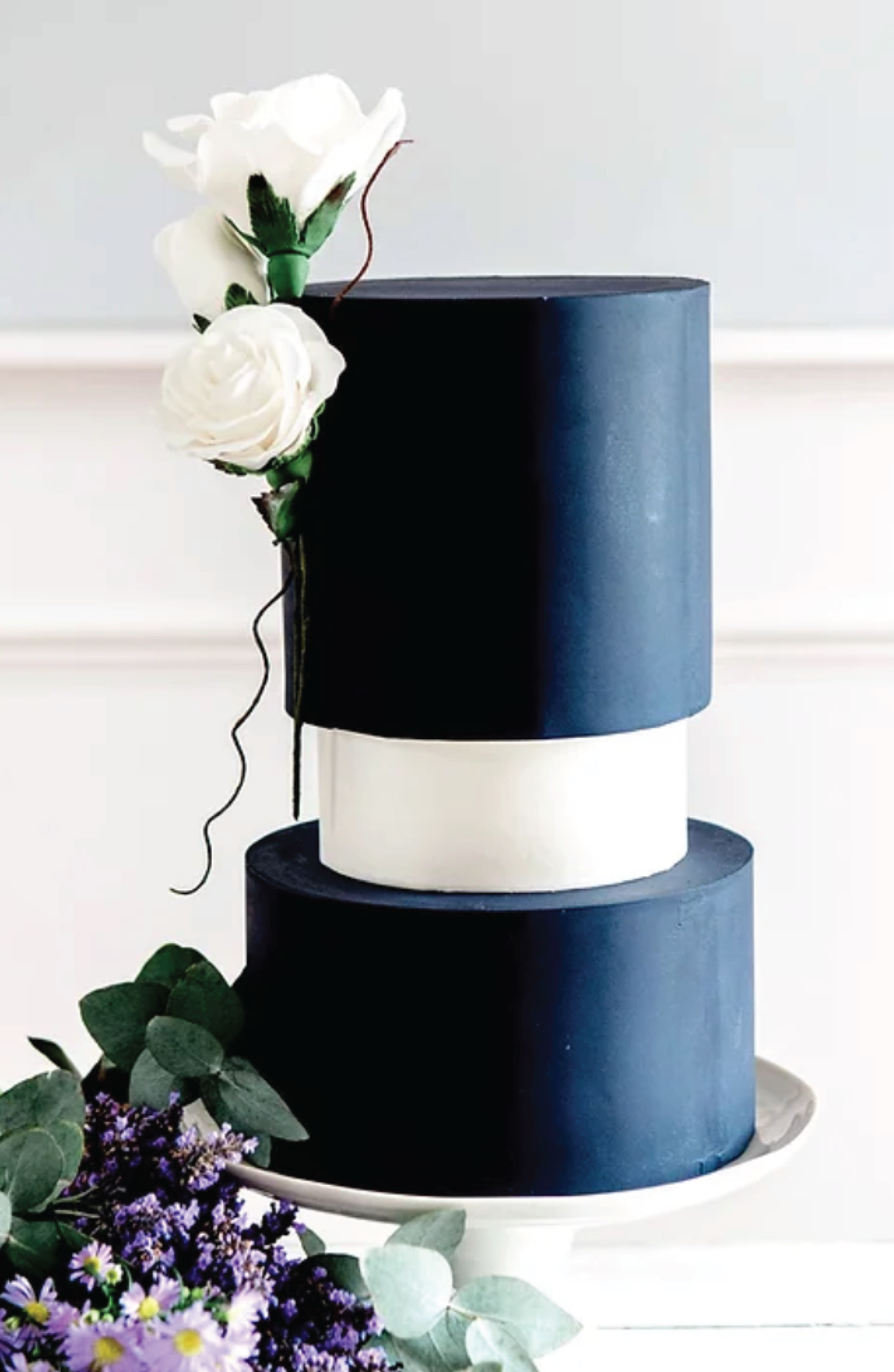 beautiful blue and white themed wedding cake with minimalist white flowers